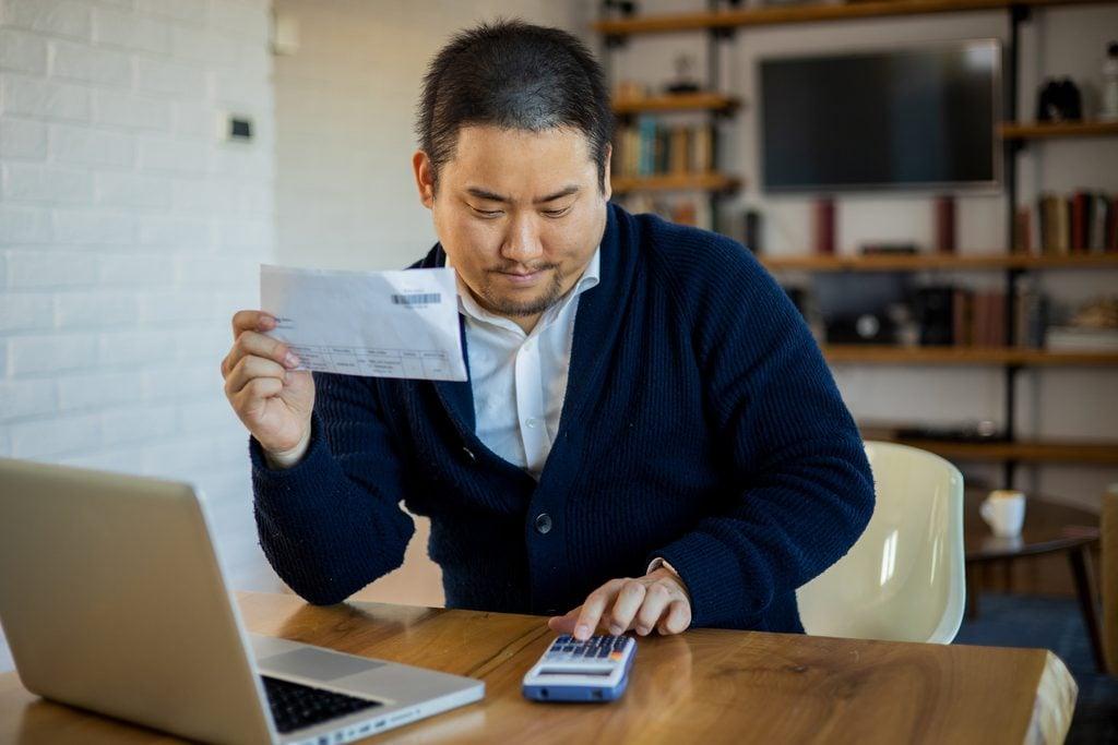 How to Track Overdue Invoices and Outstanding Payments